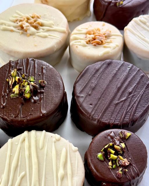 Surtido de alfajores Delizzia con baño blanco y negro